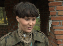 Lepiej klepać biedę i być z dzieckiem niż zarabiać kupę forsy i go nie widzieć