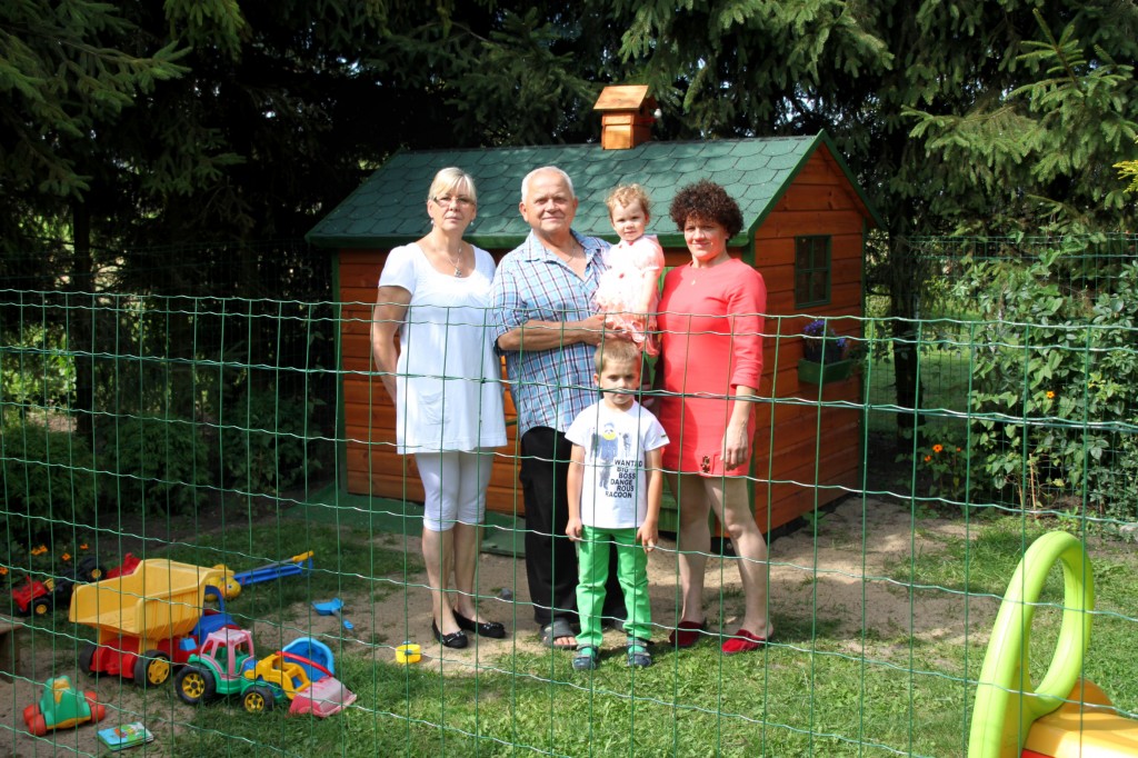 Na posesji znajduje się ogrodzony domek i plac zabaw dla wnuków gospodarzy. Na zdjęciu Elżbieta i Tadeusz Łukaszewicz z synową Anną oraz ukochanymi wnukami: Tadziem i Marysią