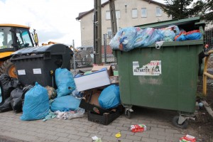 Śmietniki przed szkołą w Borkowie - fot. MC