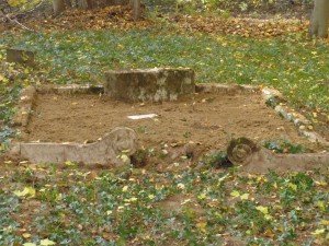 W 2011 strażnicy gminni i mieszkańcy uporządkowali teren cmentarza. Rozkopane groby  uzupełnili ziemią, a zniszczone pomniki naprawili.