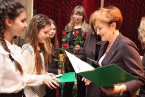 Wójt Magdalena Kołodziejczak regularnie nagradza najlepszych uczniów. Fot. Archiwum UG