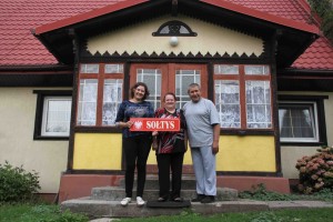 Przed rodzinnym domem w Krępcu stoją od lewej: Bożena Grzenia, Bernadeta Grzenia i Henryk Grzenia