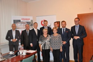 Podczas uroczystego podpisania umowy obecne były: wojt Magdalena Kołodziejczak i wiceprzewodnicząca Rady Gminy Danuta Czerwińska - Zdjęcia: Urząd Miasta